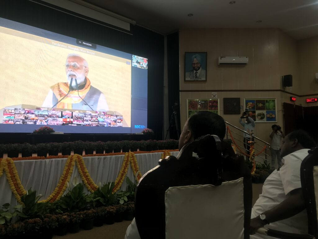 PM-KISAN சம்மான் உத்சவ் திவஸ் நிகழ்ச்சியில் பிரதமர் நரேந்திர மோடி உரையாடுவதை காணொளி வாயிலாக காணும் மத்திய அமைச்சர் குமாரசாமி மற்றும் IIHR இயக்குநர் பேராசிரியர் (டாக்டர்) துசார் காந்தி (டி.கே.) பெஹெரா