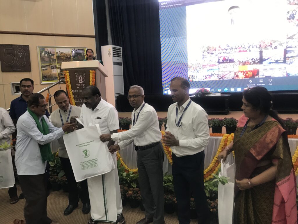 முன்னோடி விவசாயிகளுக்கு இயற்கை இடுபொருள்கள் வழங்கல்...