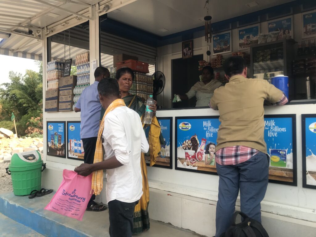 கர்நாடகா மாநிலத்தில் உள்ள நந்தினி பால் பொருள்கள் அங்காடி