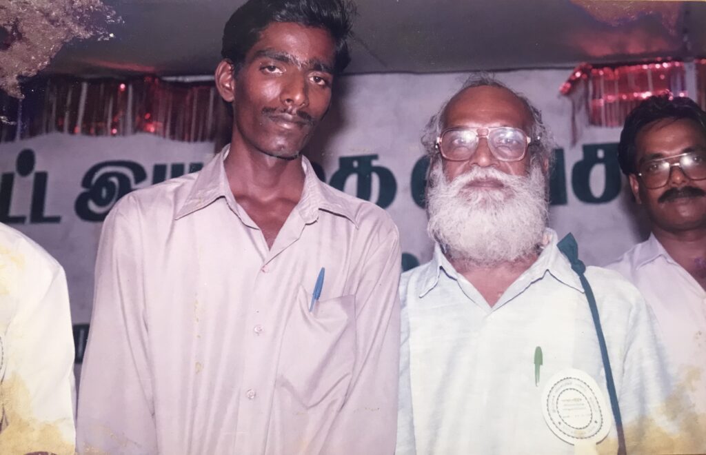 இயற்கை வேளாண் விஞ்ஞானி கோ. நம்மாழ்வாருடன் பொன். செந்தில்குமார்
