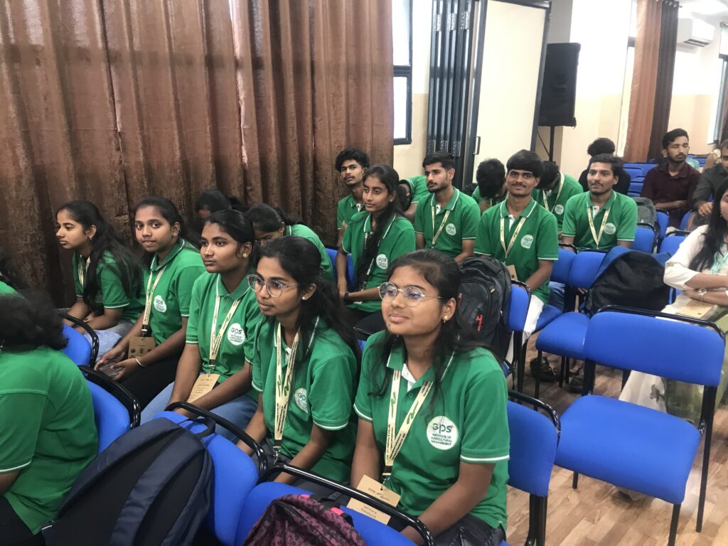 பெங்களூரு GPS Institute of Agricultural Management-ல் உழைப்புடன் கல்வி கற்கும் மாணவர்கள்