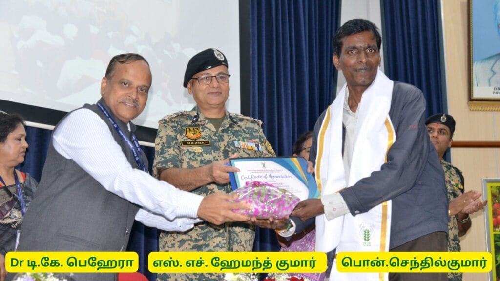 பாராட்டுச் சான்றிதழ் பெறும் பொன்.செந்தில்குமார்